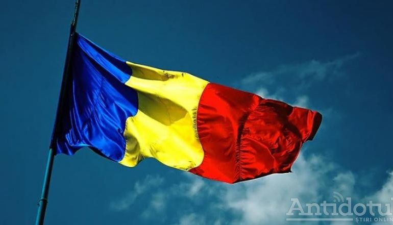 Ce „băeți” de caterincă. Trei adolescenți din județul Galați au aruncat drapelul României într-o râpă