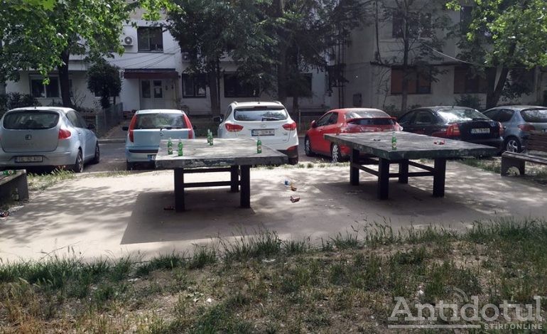 Niște gălățeni pârliți care nu au prins petrecerile din Herăstrău au organizat o șuetă cu alcool între blocuri