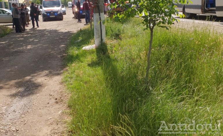 Șapte răniți dintr-o lovitură. Un microbuz s-a ciocnit violent de un tir pe o șosea din județul Galați