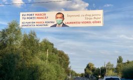 Din motive de aglomerație electorală, un politician s-a pozat cu mască pe bannerul electoral