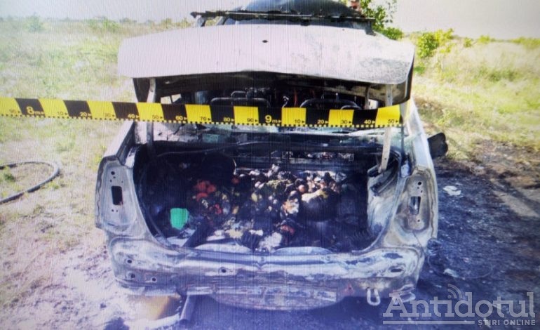 Intervenție pentru salvarea unui șofer captiv într-o mașină care a luat foc