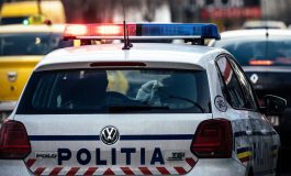 Împușcături pe strada Domnească. O mașină urmărită de polițiști a intrat pe interzis și a lovit un gard