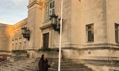 De ziua României, Elena Gheorghiță a înălțat tricolorul în fața primăriei din Southampton