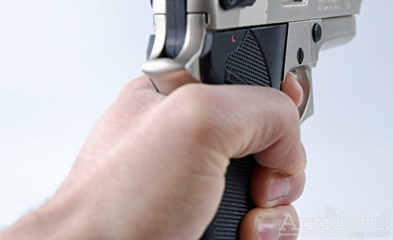 Un tânăr de 18 ani a intrat cu un pistol într-un supermarket din Galați