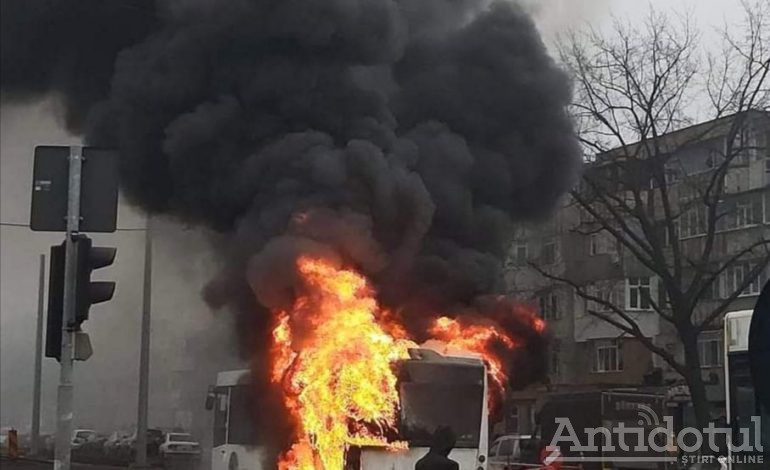VIDEO Un autobuz în flăcări în orașul Galați