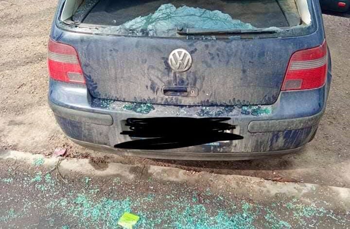 Un gălățean țeapăn de beat a lovit cu o creangă mașinile dintr-o parcare. Șapte mașini au fost avariate