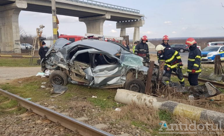 Un tren a lovit în plin o mașină la ieșirea din Tecuci