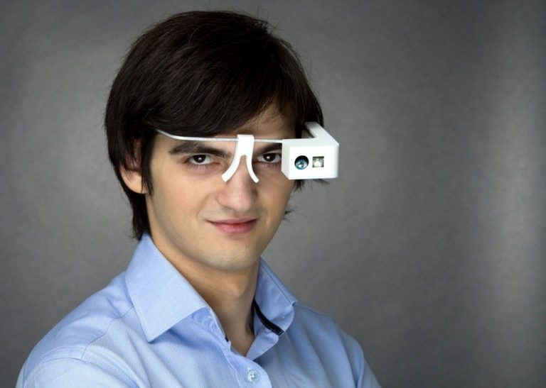 Un tânăr român a inventat primii ochelari pentru nevăzători din lume