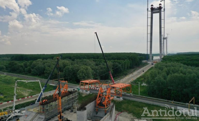 Ambuteiaj pe Dunăre. Autoritățile au interzis circulația navelor în zona podului de la Brăila