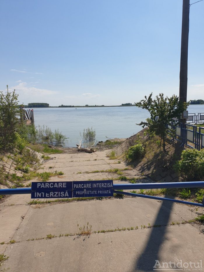 Dunărea furată - rampa lansare bărci, Galați