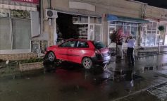 O mașină s-a izbit în vitrina unui magazin din Tecuci
