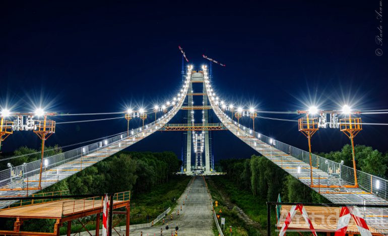 FOTO/Neterminat, dar luminat. Pe podul peste Dunăre s-a aprins lumina