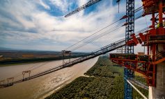 VIDEO/O nouă etapă pe șantierul podului peste Dunăre de la Brăila. Constructorul montează cablul principal