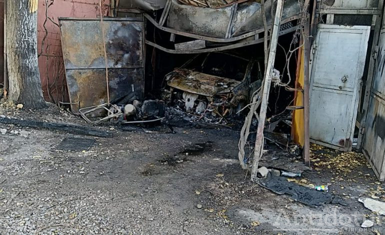 Un bărbat a murit într-un garaj cuprins de flăcări