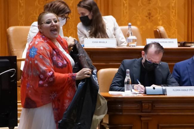 Încrederea românilor în Guvern și Parlament scade fără precedent