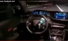 VIDEO / Un cretin cu permis a blocat volanul și a filmat totul de pe bancheta din spate
