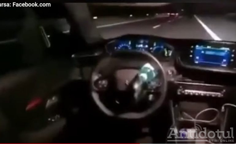 VIDEO / Un cretin cu permis a blocat volanul și a filmat totul de pe bancheta din spate