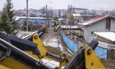 Minune de sărbători: s-au reluat lucrările la rețelele de apă și canalizare din cartierele Barboși și Filești
