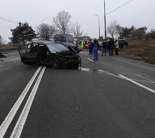 UPDATE Carambol cu cinci mașini la intrarea în orașul Galați. O persoană a murit, iar alte trei sunt rănite