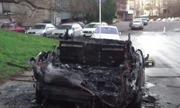 O mașină de teren a ars în întregime în centrul orașului Galați