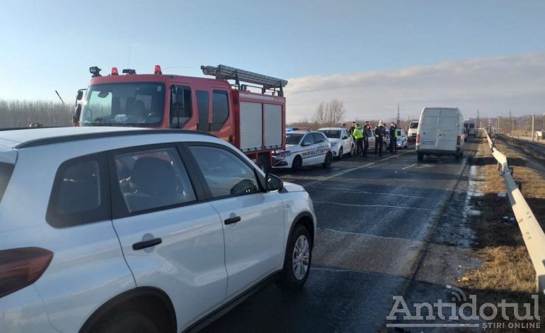 Circulația pe digul Galați-Brăila, dată peste cap de un accident în care au fost implicate cinci mașini