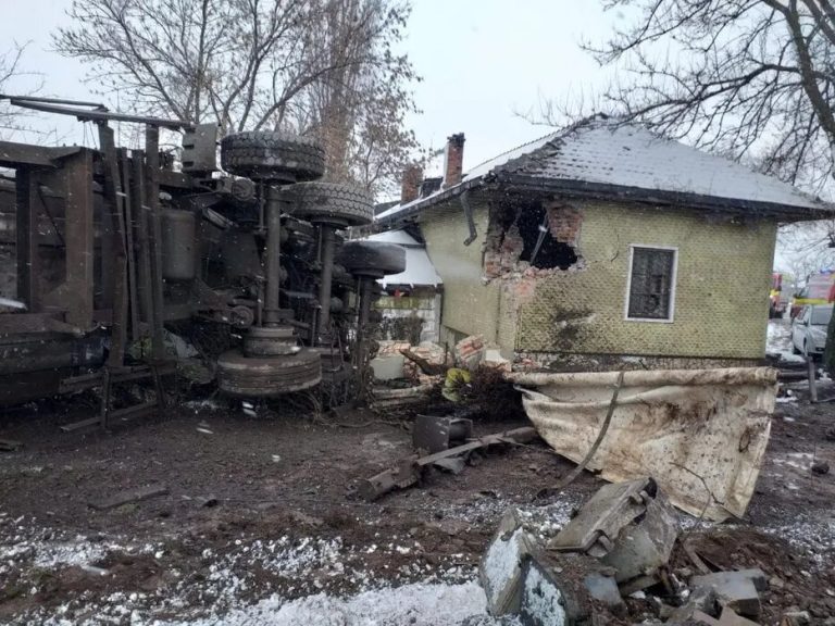 Un TIR a zburat peste o casă, după ce a fost lovit de un tren cu pasageri