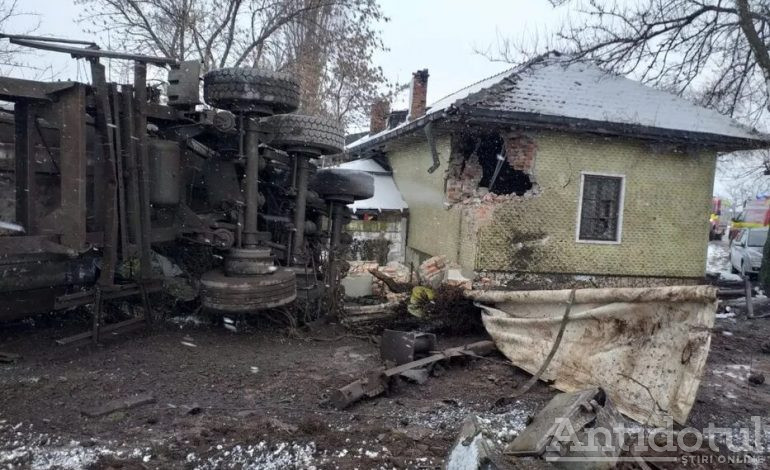 Un TIR a zburat peste o casă, după ce a fost lovit de un tren cu pasageri