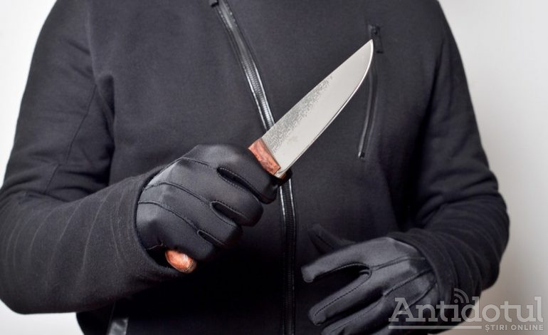 Un bărbat înarmat cu un cuțit a încercat să jefuiască Administrația Piețelor. O angajată a fost rănită