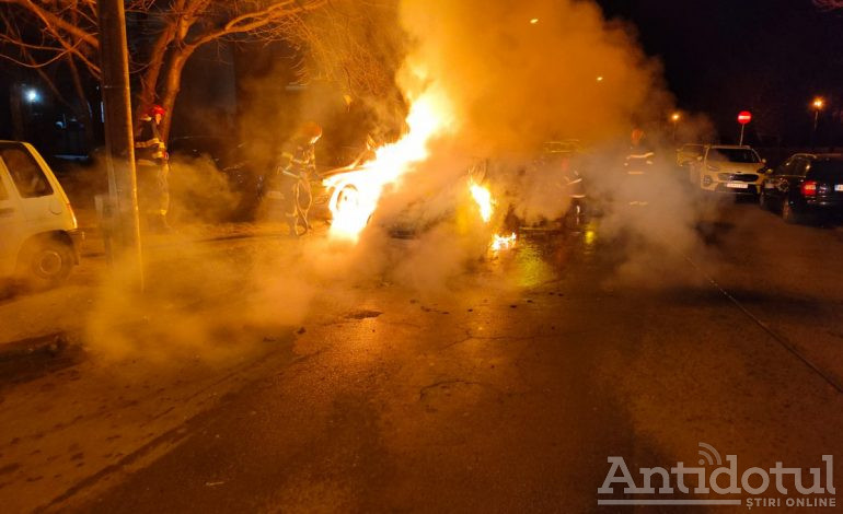 VIDEO Două mașini au fost incendiate intenționat azi noapte
