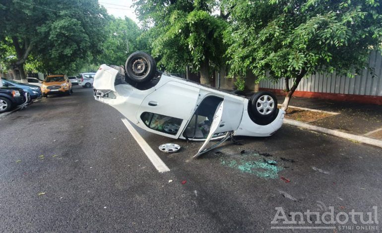 Accident spectaculos într-o intersecție din Galați: patru mașini implicate, una s-a răsturnat