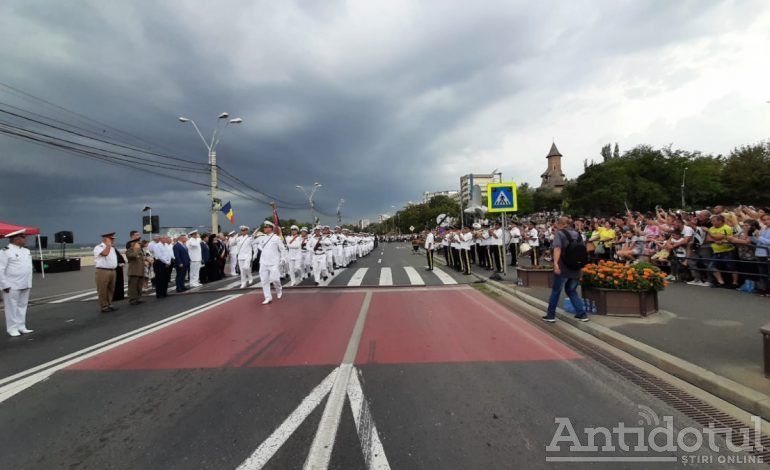 Galerie foto/4.000 de gălățeni au umplut faleza Dunării pentru a participa la evenimentul Ziua Marinei