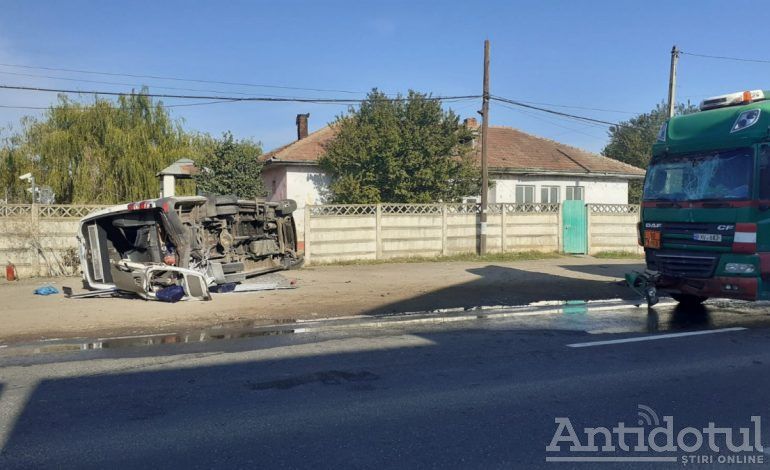 UPDATE/Un microbuz cu 18 persoane și un tir, implicate într-un accident produs la Șivița