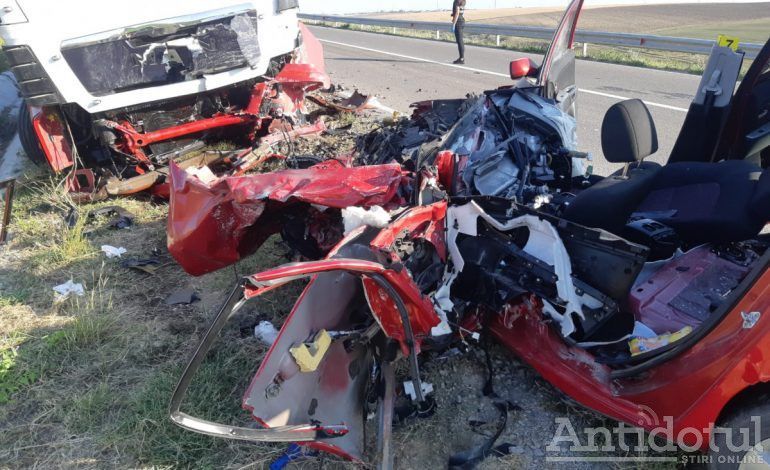 Accident îngrozitor în apropiere de Smârdan. O mașină a intrat sub roțile unui tir, șoferița a murit pe loc