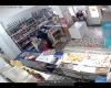 VIDEO Vânzătoare amenințată și rănită cu un cuțit de un individ cu mască