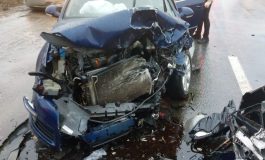 Accident la ieșirea din Galați: un șofer a făcut praf separatoarele de sens, a intrat pe contrasens și a lovit în plin o mașină