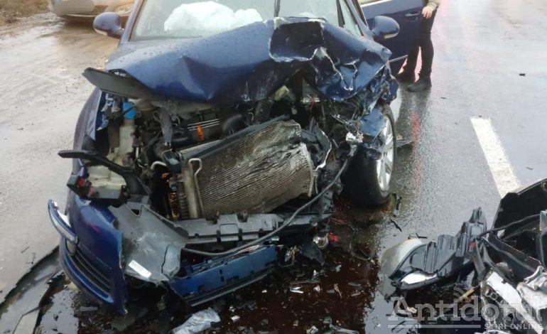 Accident la ieșirea din Galați: un șofer a făcut praf separatoarele de sens, a intrat pe contrasens și a lovit în plin o mașină