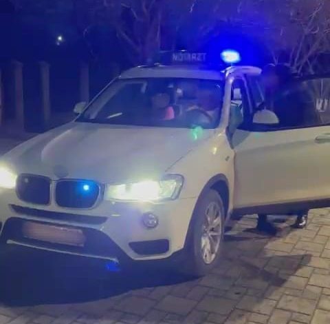 Un gălățean a fost prins de polițiști în timp ce conducea o mașină dotată cu dispozitive luminoase și sonore