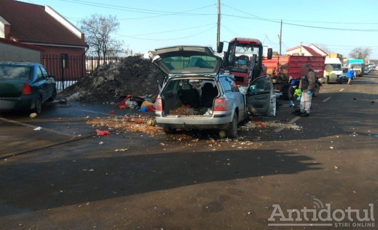 VIDEO Doi bărbați au murit, altul a ajuns la spital după ce o mașină a intrat într-un tractor