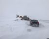 Iarna la Galați: viscolul și zăpada au blocat mai multe mașini pe o șosea din centrul județului
