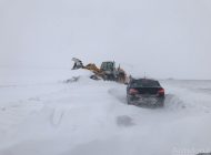 Iarna la Galați: viscolul și zăpada au blocat mai multe mașini pe o șosea din centrul județului