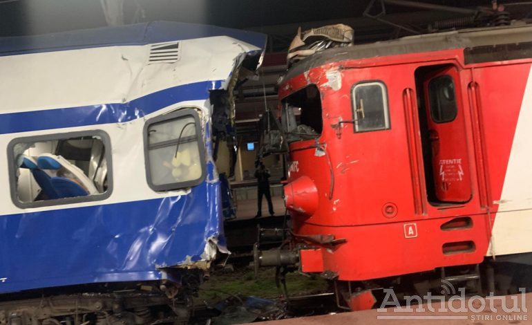 UPDATE/VIDEO O locomotivă a lovit un tren personal în Gara Galați. Patru persoane sunt grav rănite