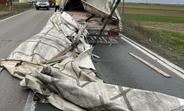 Pe aripile vântului. Remorca unui camion a fost luată pe sus și proiectată într-un alt camion între Galați și Brăila