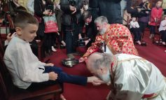 VIDEO Tradiție respectată la Dunărea de Jos: ÎPS Casian a spălat picioarelor celor 12 copii