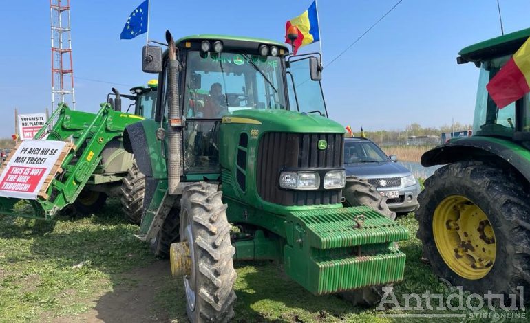 VIDEO Protest: fermierii s-au plimbat cu tractorul prin Galați și au blocat un tir ucrainean