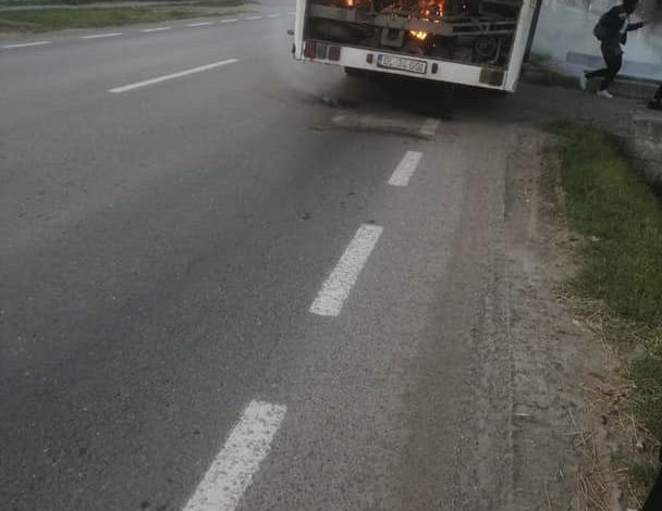 VIDEO Un autobuz cu pasageri a luat foc în mers în apropiere din Tecuci