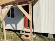 Varianta gălățeană a casei de vis: un coteț din lemn și de restul țeapă