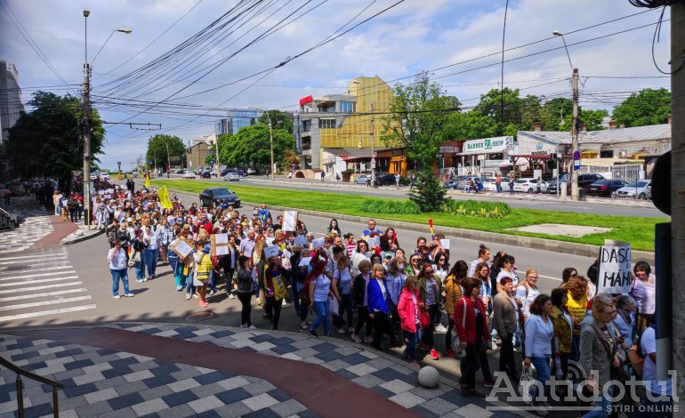 VIDEO 2.000 de profesori au participat la un marș pe străzile Galațiului