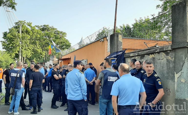 Protest la Penitenciarul din Galați. Zeci de polițiști au refuzat să intre în tură