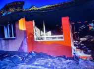 VIDEO/Mafia rurală: un individ cu fața acoperită a incendiat o mașină și o casă din Ghidigeni