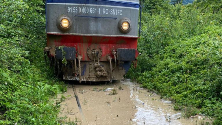 Trenurile Galați-Cluj-Napoca și retur, blocate din cauza aluviunilor